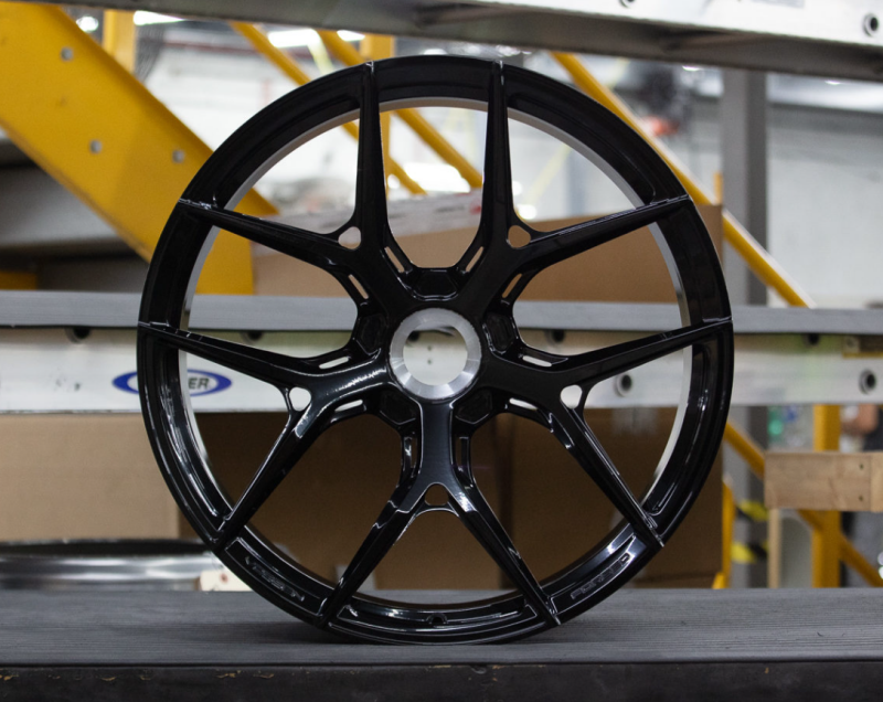 Vossen S21-01 Forged Gloss Black Wheel - 5x132 21x10.5 +22 - BMW M5 G9x Front Fitment